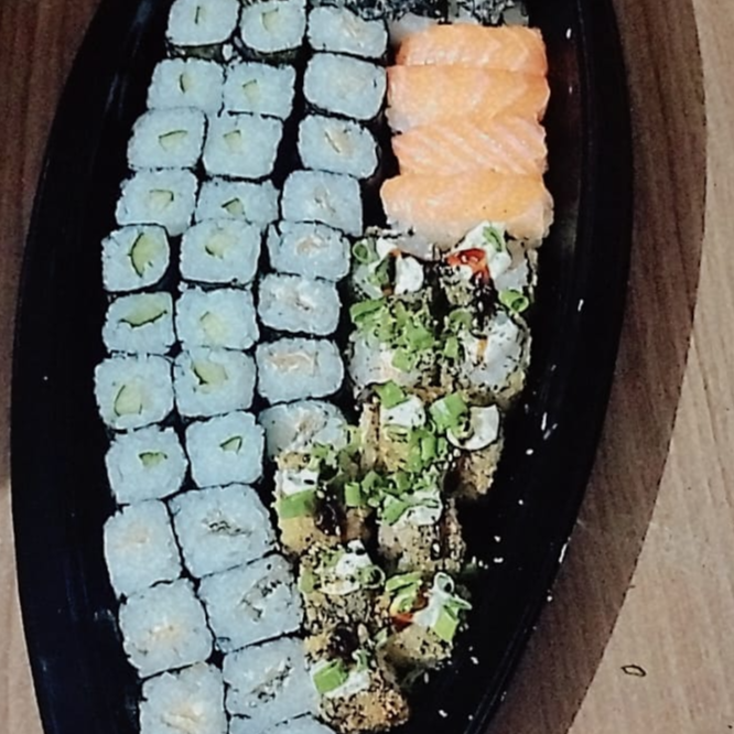 16 Hossomaki Pepino, 16 Hossomaki Skin, 10 Hot, 4 Nigiri Skin, 4 Nigiri Salmão.
Obs.: Este pedido acompanha 2 sachês de shoyu e 2 sachês de tarê.
Caso deseje mais, os molhos adicionais podem ser adquiridos separadamente..