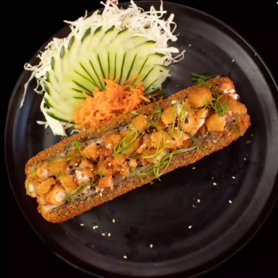 Famoso cachorro quente do sushi, medindo em media 15cm, esse prato contem cream chesse na parte inferior, pasta de salmão natural finalizados com camarão empanado na parte superior. Finalizados com cebolinha e gergelim torrado. Acompanha 30ml de teriaky e shoyu sache