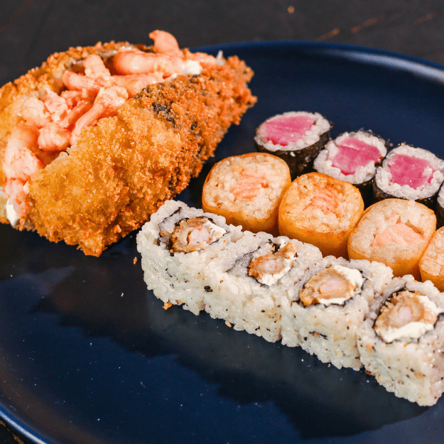 04 Uramaki Ebi, 04 Hot Salmon Crocante, 04 Hossomaki Tuna e 01 Temaki Hot Camarão.