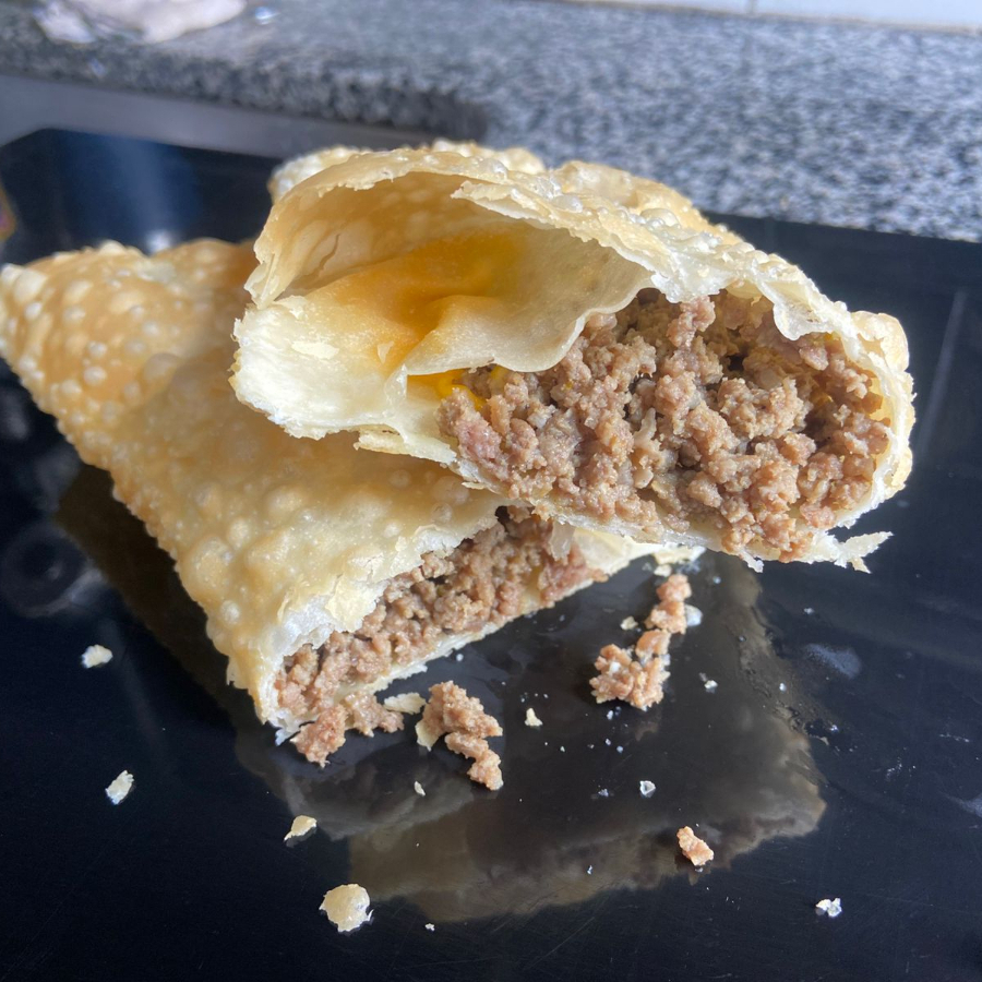 massa sequinha e crocante, carne sequinha, bem temperada.