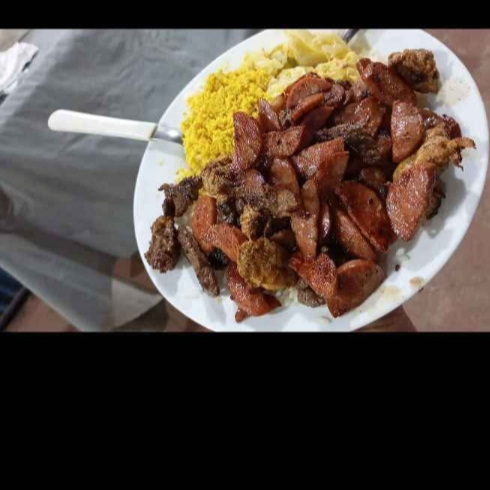 acompanha carne, frango, calabresa, arroz, salada, farofa e macaxeira frita