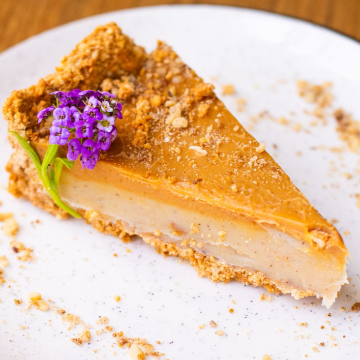 Fatia da nossa torta com base amanteigada com um toque de canela, brigadeiro de especiarias (cardamomo, noz moscada, canela, cravo, cumaru) coberta com uma camada de chocolate branco assado. Uma combinação sensacional de sabores!