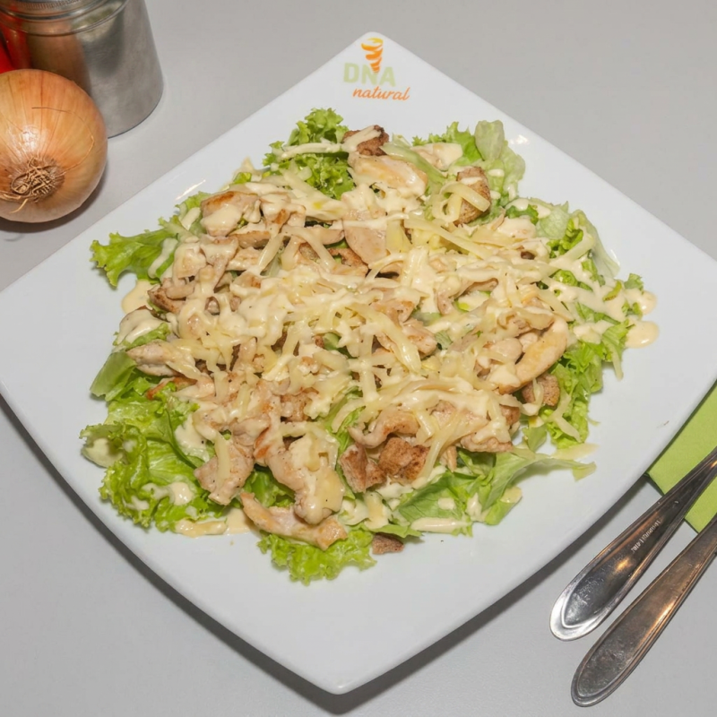 Salada caesar de frango, a versão Original da salada mais famosa do mundo! Mix de alface, tiras de frango grelhado salpicadas com queijo mussarela ralado e crótons integrais, finalizado com um delicioso molho caesar.
