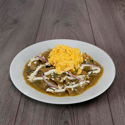 Chilaquiles verdes con huevo revuelto