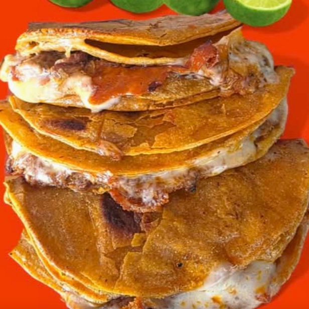 Taco Dorado de Barbacoa con Queso Fundido