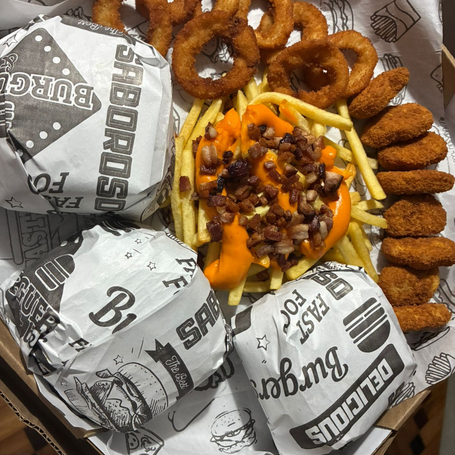 1 x-tudo , 2 hambúrgueres, 8 nugget, 8 cebolas empanadas , batata frita com cheddar e bacon.