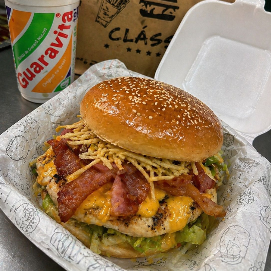 O clássico que não tem erro! Filé de frango grelhado com o toque especial do bacon. Finalize com os ingredientes que quiser no nosso buffet com mais de 16 opções! Imagem meramente ilustrativa.