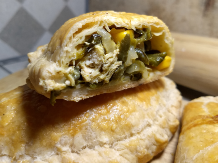 Empanada de Pollo con Rajas Poblanas