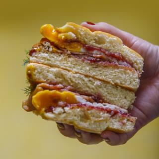 EMPECEMOS DE HUEVOS: CAFÉ AMERICANO+JUGO CHICO+SÁNDWICH