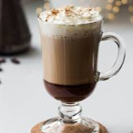 Uma dose de espresso com leite cremoso.