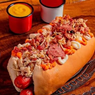 Pão 20cm, 2 Vinas,Frango, Bacon, Calabresa, Cheddar, Catupiry, Maionese Caseira, tomate, cebola, milho e bata palha crocante. Opção: Prensado ou sem prensar.