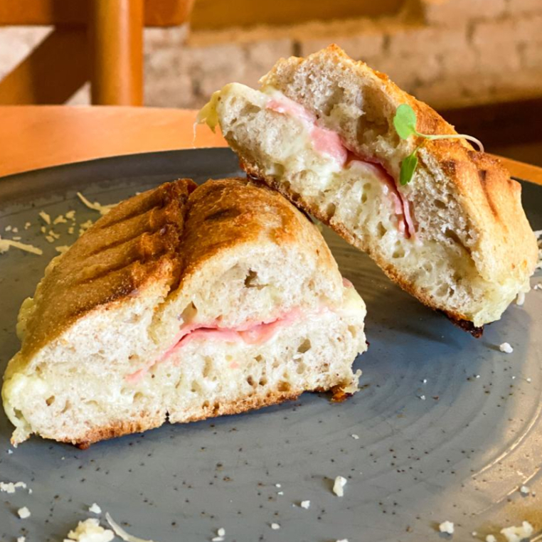 Pão italiano, tipo baguete, de fermentação natural recheado com presunto, queijo muçarela e queijo canastra.