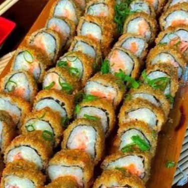 São 30 unidades de Hot Roll tradicional com muito cream cheese, molho tare e finalizado com um toque de cebolinha fresca.