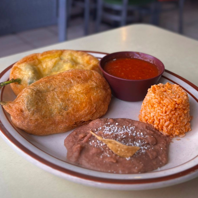Combo Chiles Rellenos (2 piezas) + 1 Bebida 500ml