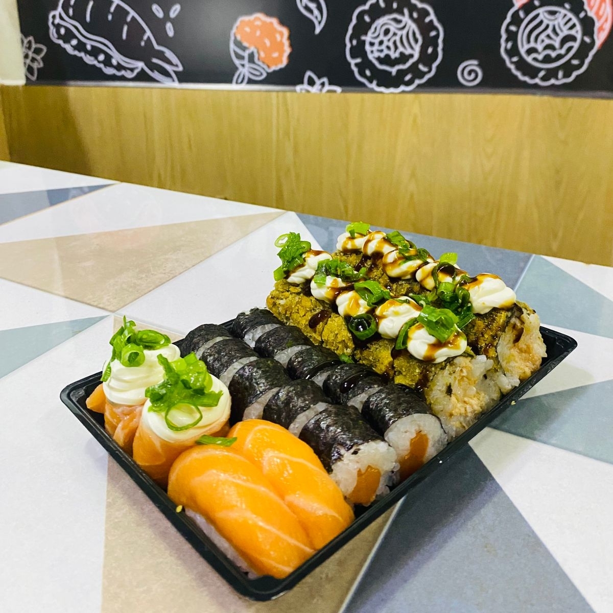 Experimente nosso irresistível Combo de Salmão: 10 Hot Holl Salmão, 10 Hossomaki, 2 Nigiris e 2 Joys. Tudo feito com frescor e sabor! Acompanha 2 molhos Shoyo, 2 molhos Tarê e 1 par de hashis. Uma explosão de delícias em cada mordida!