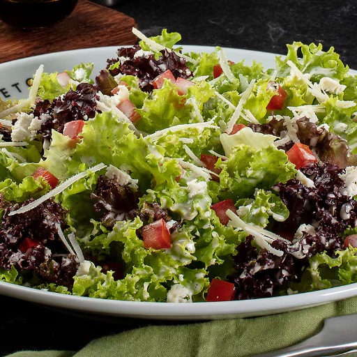 90g da combinação de 3 folhas deliciosas: alface crespa, alface roxa e rúcula, com um dos nossos molhos especiais de salada + 6 ingredientes a sua escolha!