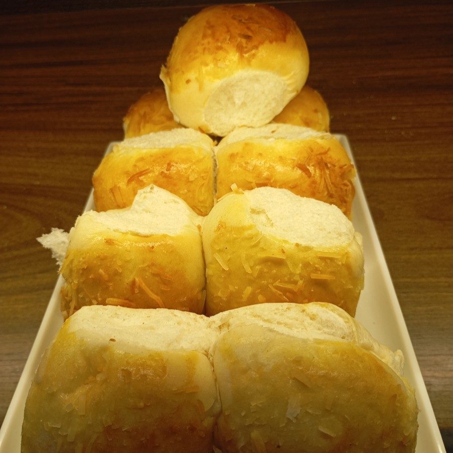 Brioche de massa extra clara coberto com coco em flocos adoçado.