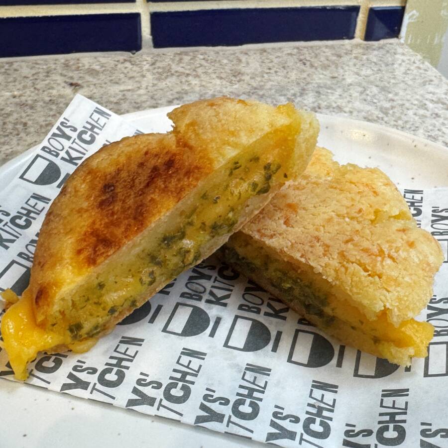Pão de queijo, pesto e american cheese
