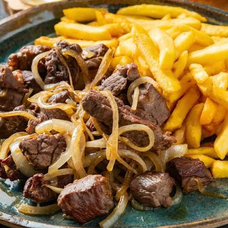 400g de contra filé, cebola, tomate, 200g de fritas e muçarela ralada por cima.