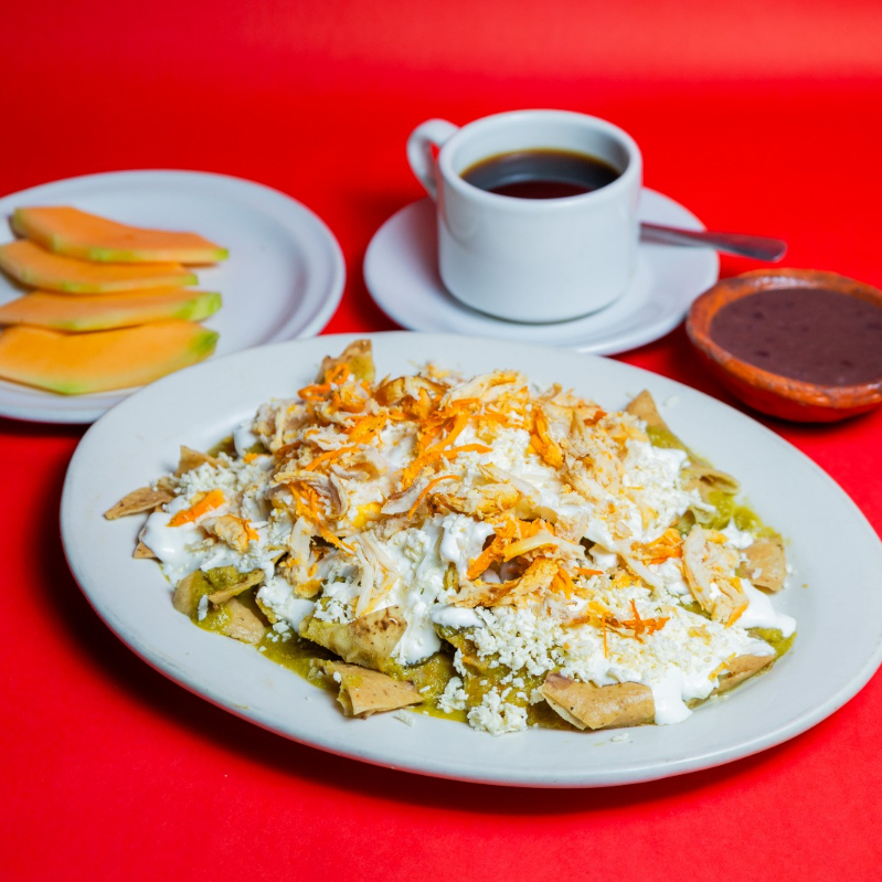 CHILAQUILES CON POLLO Y FRIJOLES+CAFE-FRUTA
