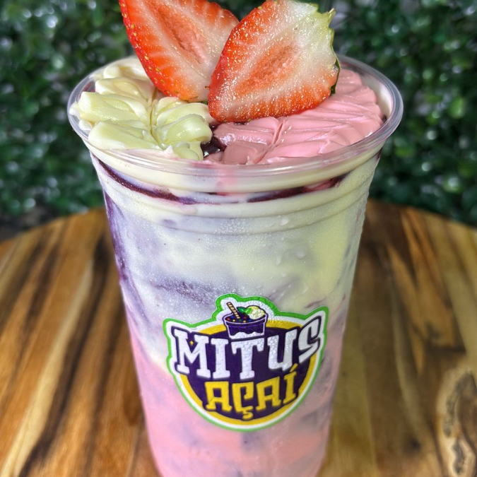 Açaí premium, creme de ninho, creme de morango e pedaços de morango. A combinação perfeita que você não sabia que precisava, até provar o nosso trufado.