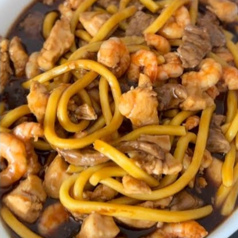Saboroso Yakisoba Misto Sem Legumes , uma especialidade da Culinária Chinesa. Este prato é composto por um abundante macarrão, regado com um autêntico molho oriental que desperta os sentidos. Acompanha tenros cubinhos de frango, suculentas tirinhas de carne e finos filés de camarão, que adicionam uma rica camada de sabor. Uma refeição verdadeiramente equilibrada, repleta de sabores e texturas. Ideal para quem deseja uma refeição satisfatória e saudável.