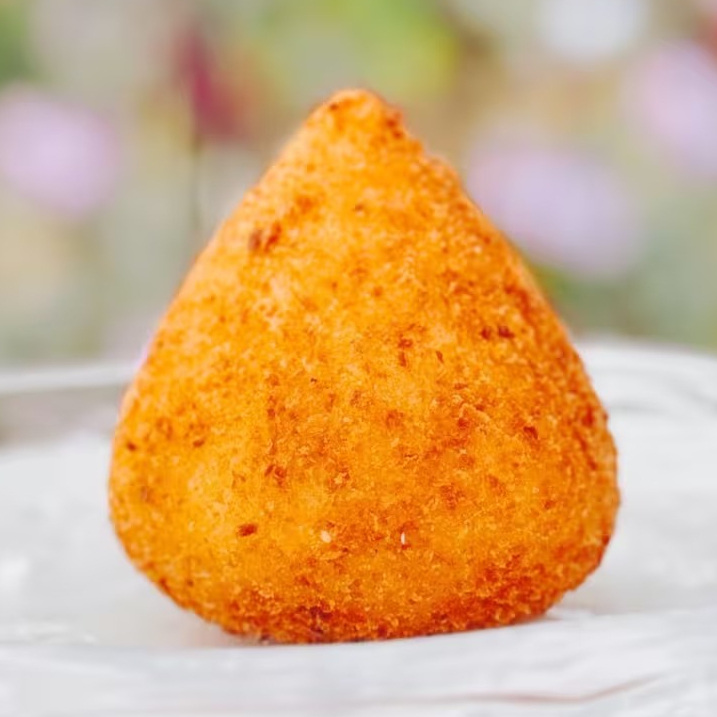 Deliciosa coxinha de frango, recheada com frango desfiado e requeijão, empanada na farinha panko , super crocante por fora e macia por dentro. sabor e crocancia na medida certa