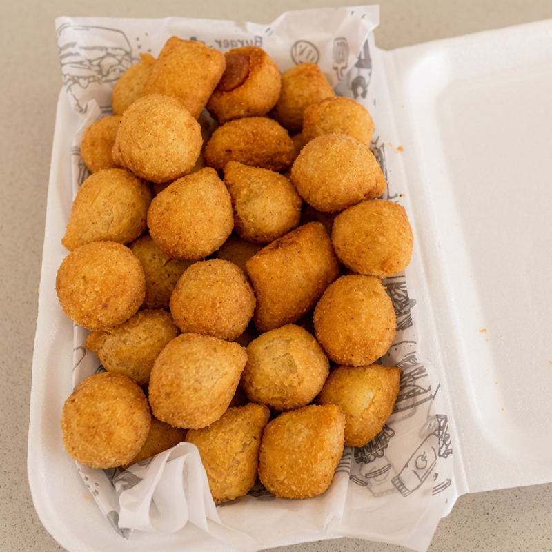 Vai 25 salgados 20g MISTOS. São irresistivelmente sequinhos e crocantes, fritamos na hora.