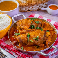 Bife a rolê acompanhado de arroz, purê de batata, batata frita e feijão