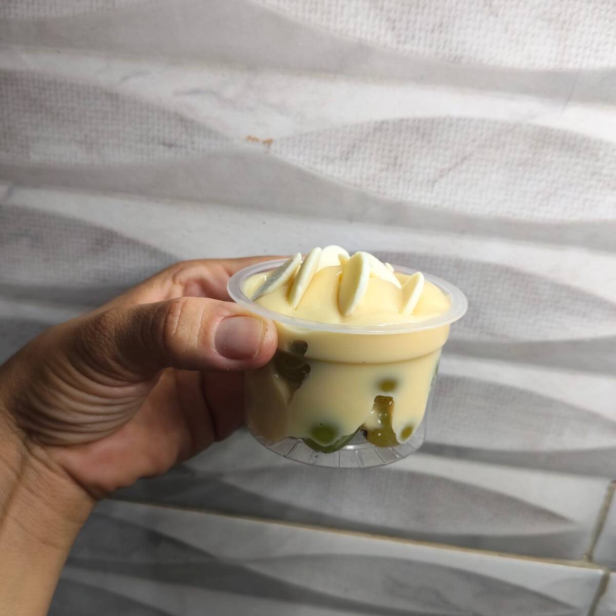 Maravilhoso bombom de uva, com um delicioso brigadeiro bem cremoso na medida certa, em cima com pedaços de chocolate branco, é para quem ama a fruta com o doce, potinho de 150 gramas.