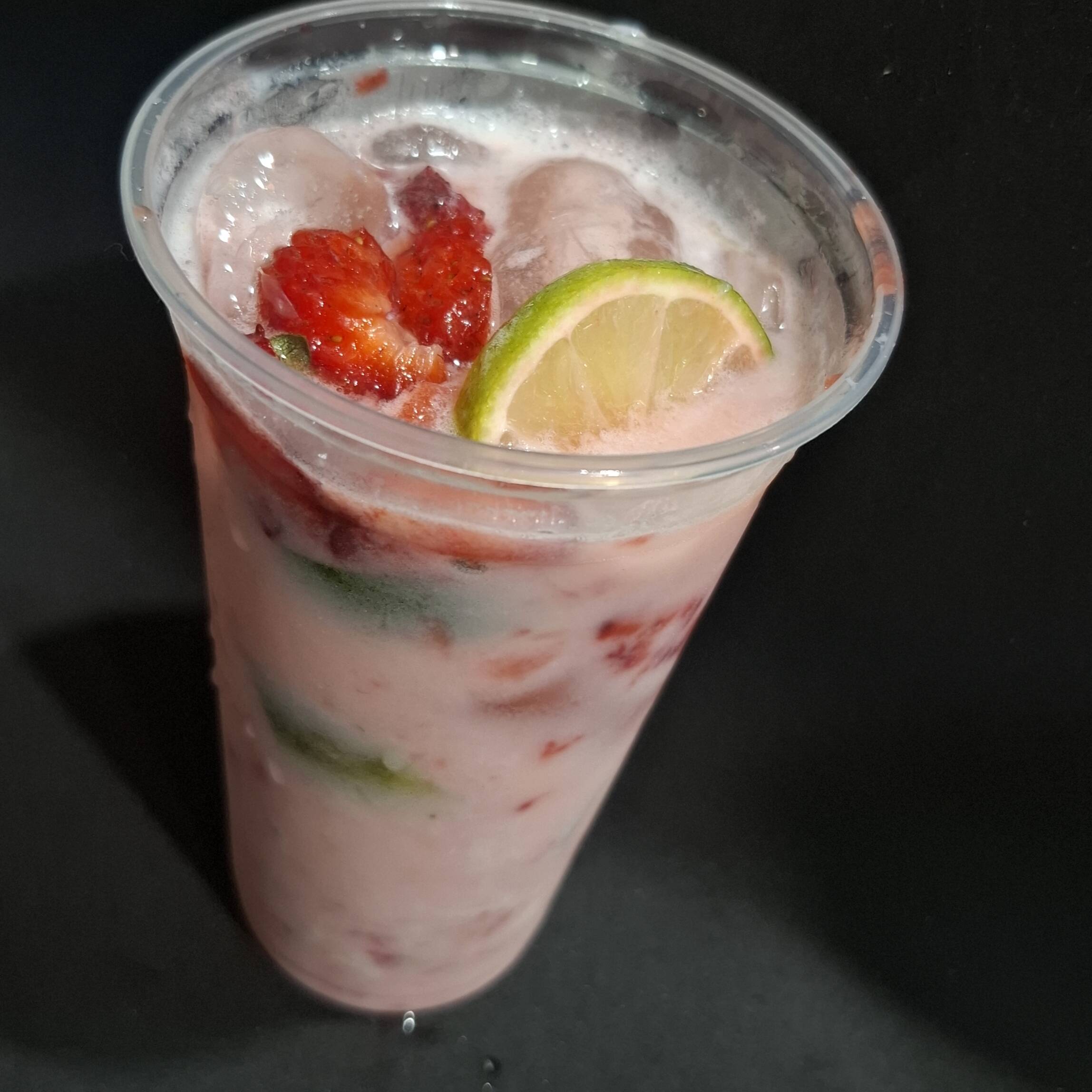 Doce e azedinhaa ... Morango, limão , leite condensado, vodka ou cachaça , gelo