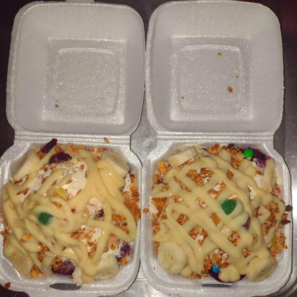 2 Açaí Tigela M (5 acompanhamentos, 1 fruta, 1 cobertura)