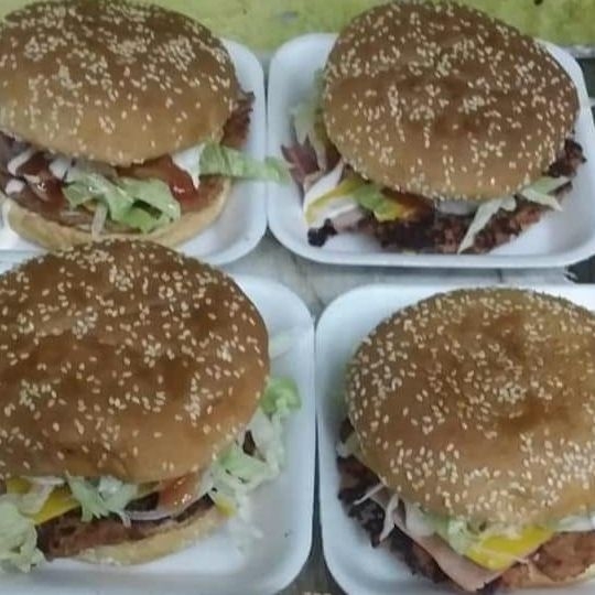 4 HAMBURGUESAS (2 DE POLLO Y 2 DE RES)
