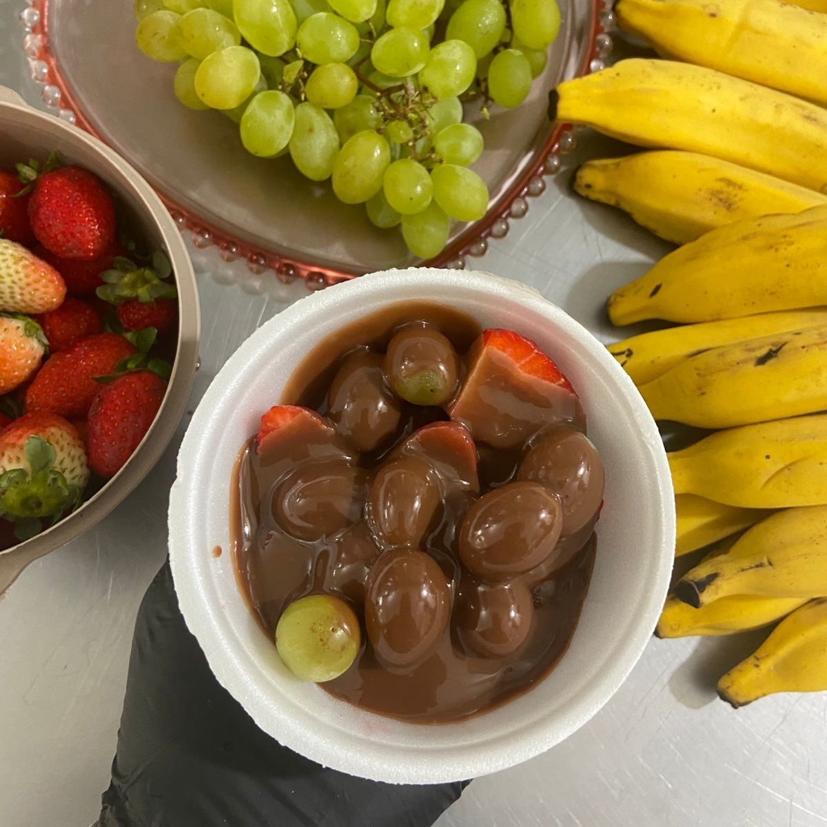 Delicioso fomdue feito com chocolate nobre e grutas(morango, uva e banana). MONTAMOS NA HOTA