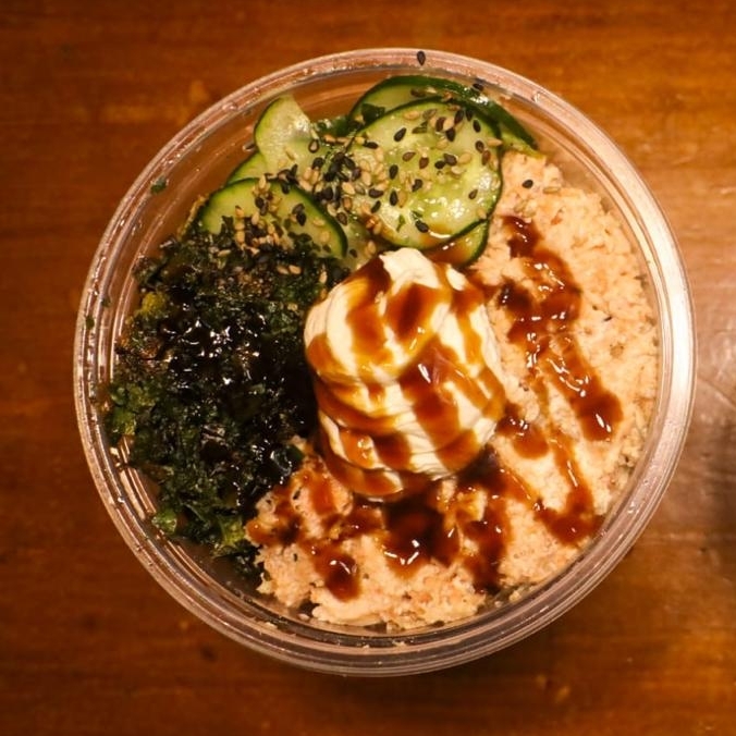 Desfrute do nosso poke com base de Shari, salmão grelhado, couve crispy, sunomono, creme cheese, gergelim e molho tarê. Uma combinação saborosa e crocante que promete surpreender seu paladar. Ideal para quem aprecia a fusão de sabores na culinária. (1 unidade)