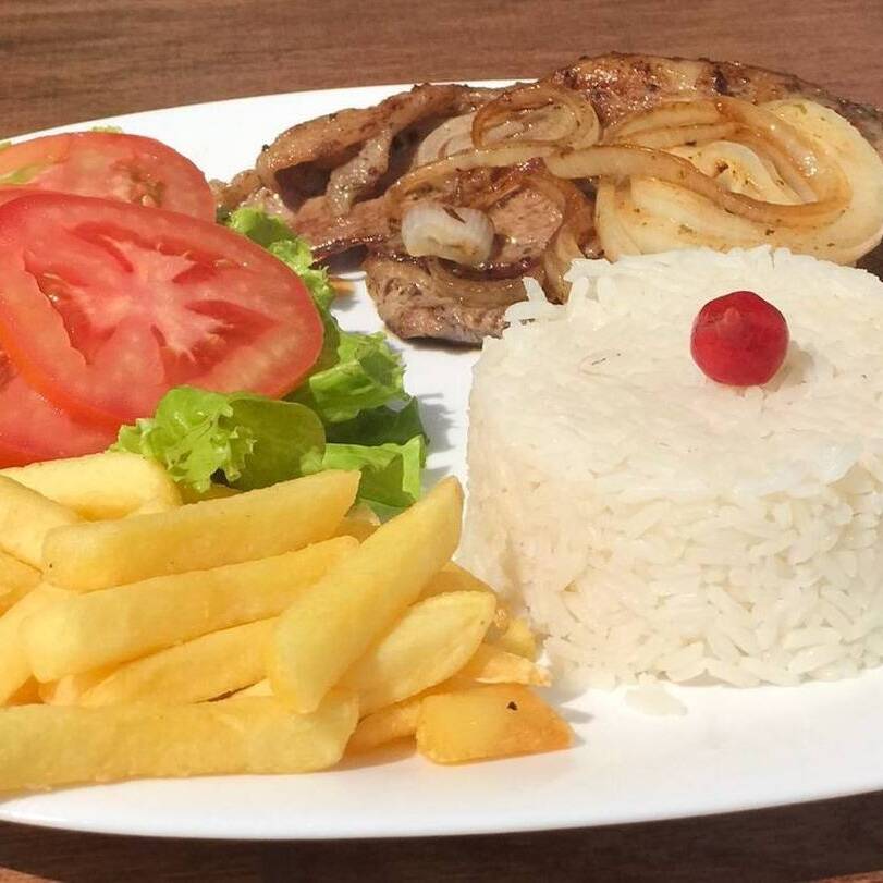 Arroz, feijão de caldo, batata frita e salada.