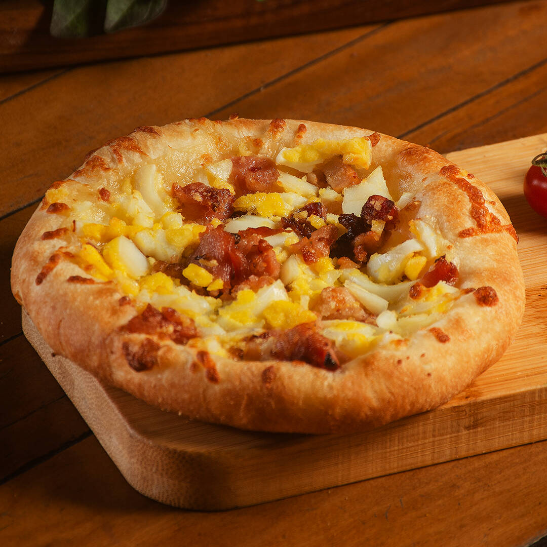 Muçarela derretida acompanhada de ovo ralado com bacon suculento em cubo