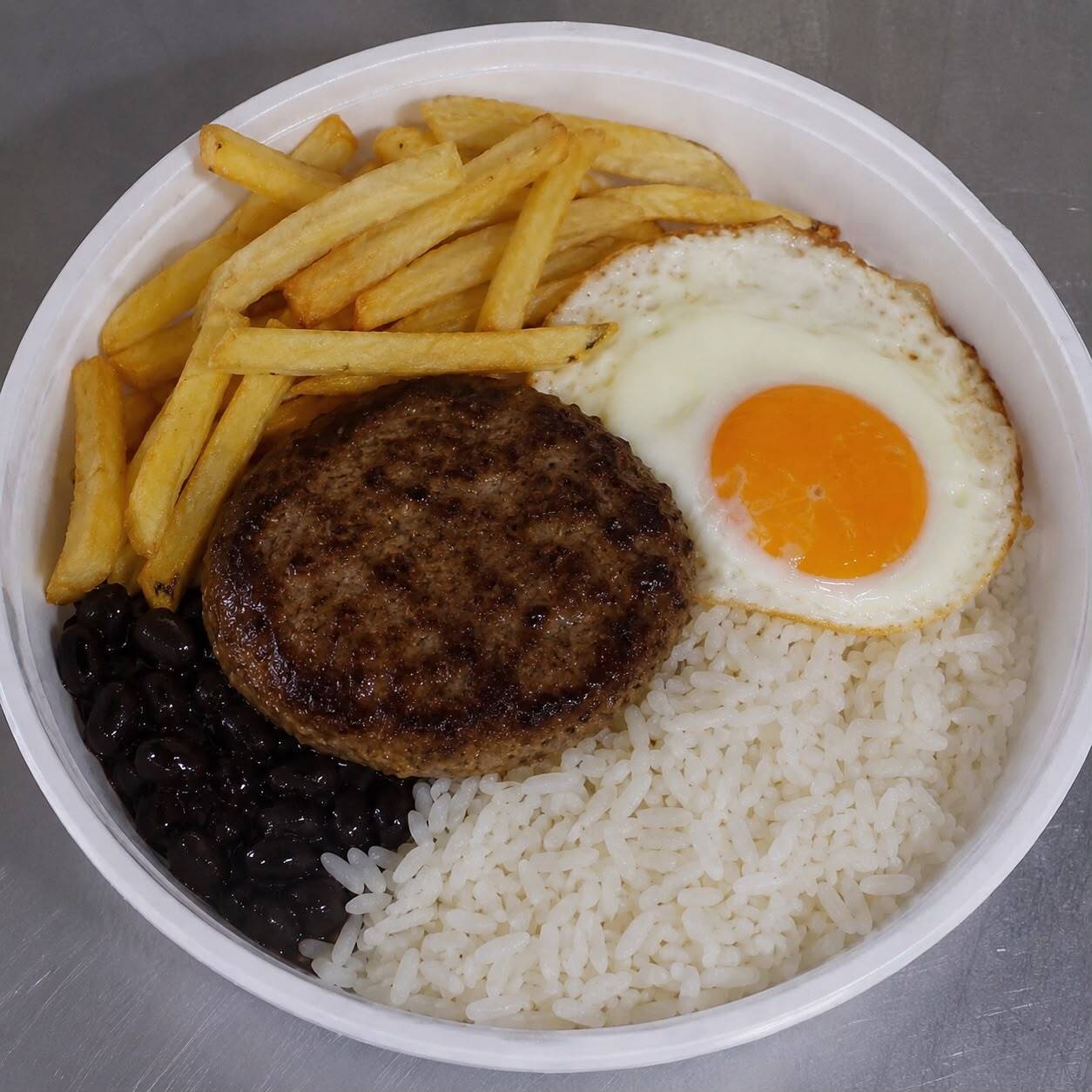 Acompanhado de Arroz , Feijao e Farofa .