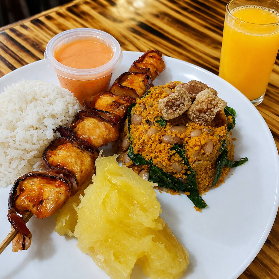 Jantinha completa c espeto, arroz soltinho, feijão tropeiro, mandioca, vinagrete.