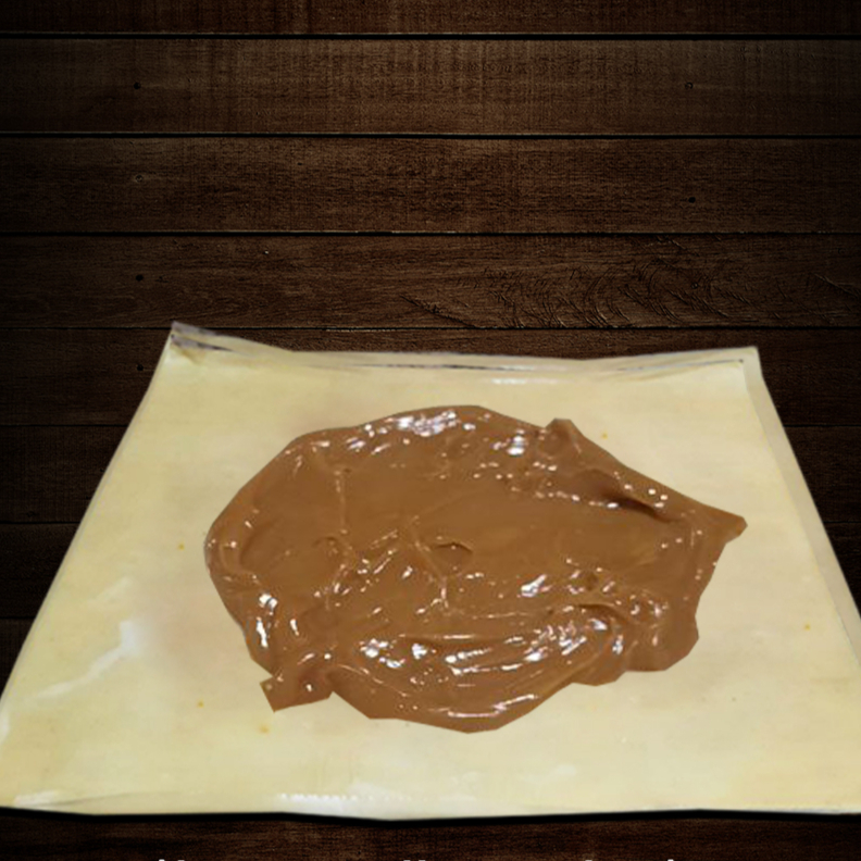 Este pastel é uma verdadeira tentação, com um recheio generosamente suave e irresistível de doce de leite, encerrado em uma massa leve e crocante. Cada mordida é um deleite que derrete na boca, deixando um sabor duradouro e agradável.