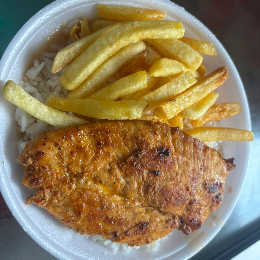 Peito de frango grelhado, temperado apenas com sal e especiarias, acompanha arroz branco, feijão e fritas, mantendo a leveza e a proteína em destaque. Ideal para quem busca uma opção saudável.