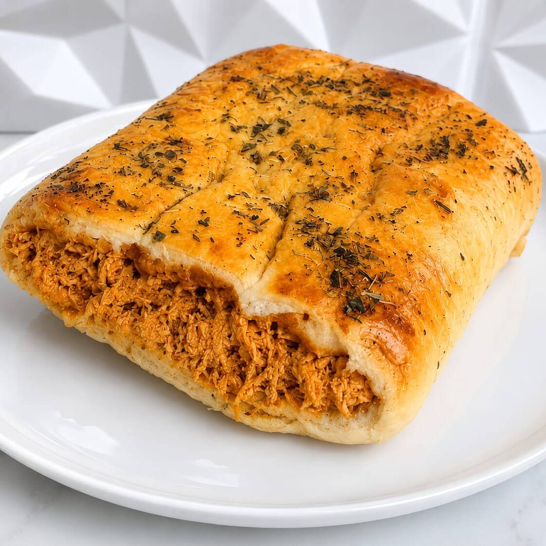 2 - Joelhos de Frango com Catupiry: massa fofinha, douradinha e recheio caprichado de frango bem temperado com Catupiry cremoso. Aquele salgado com cara de recém-assado, perfeito para matar a fome com muito sabor e cremosidade.