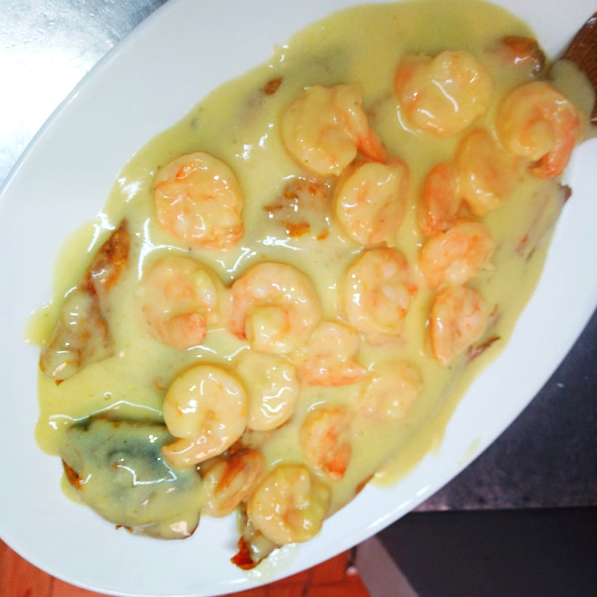 Trucha en salsa de camarones