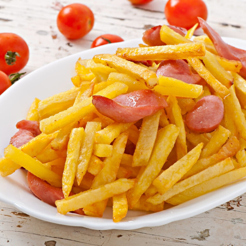 Batata frita, calabresa, cebola, cheddar, queijo ralado, ketchup e maionese.