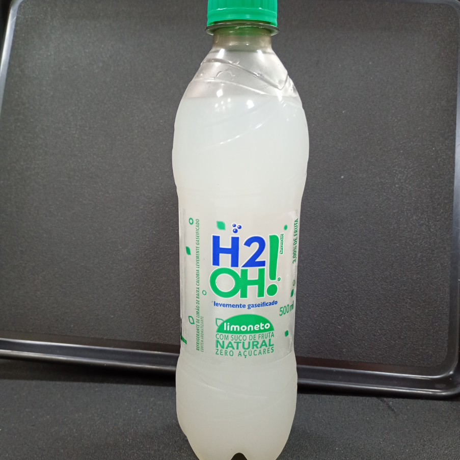Experimente a refrescância do H2O com sabor de limão ou limoneto, uma bebida leve e saborosa para qualquer ocasião.