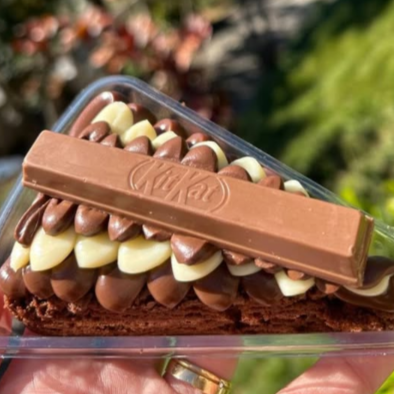 Fatia de Brownie crocante e macio, Creme branco e chocolate ao leite