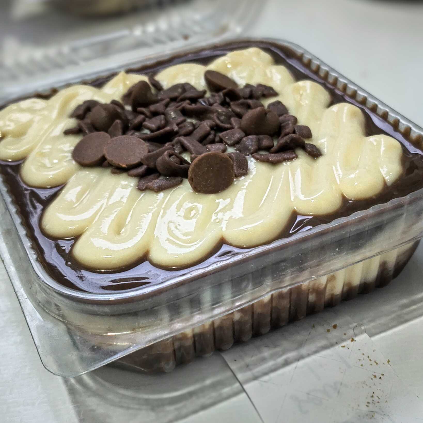 pavê cremoso de chocolate com ninho. Camadas de ninho cremoso com chocolate + biscoito molhadinho.
