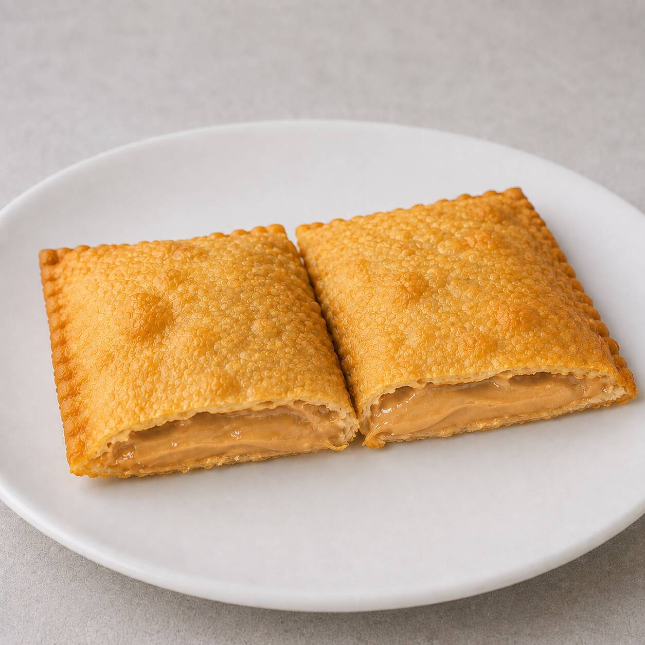 Massa crocante recheada com doce de leite cremoso artesanal. Sobremesa perfeita!
