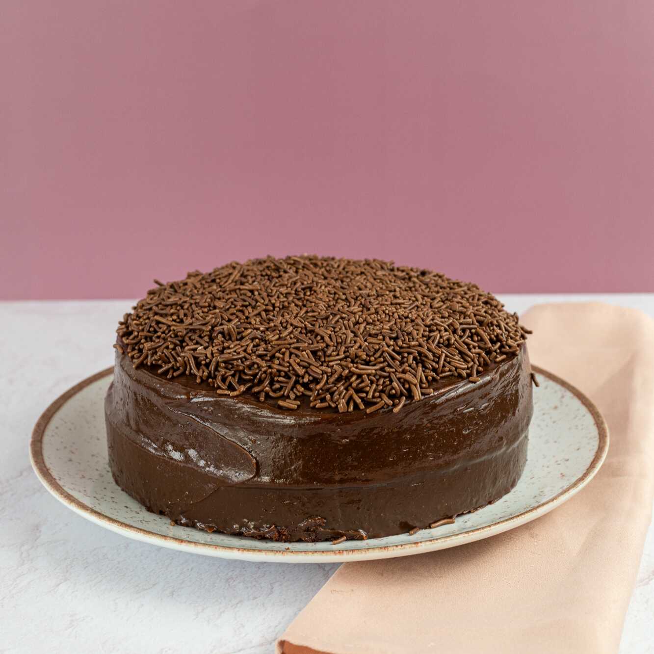 Bolo de chocolate recheado de brigadeiro caseiro e deliciosa cobertura de brigadeiro com granulado, perfeito bolo de aniversário.
Serve até 16 fatias.