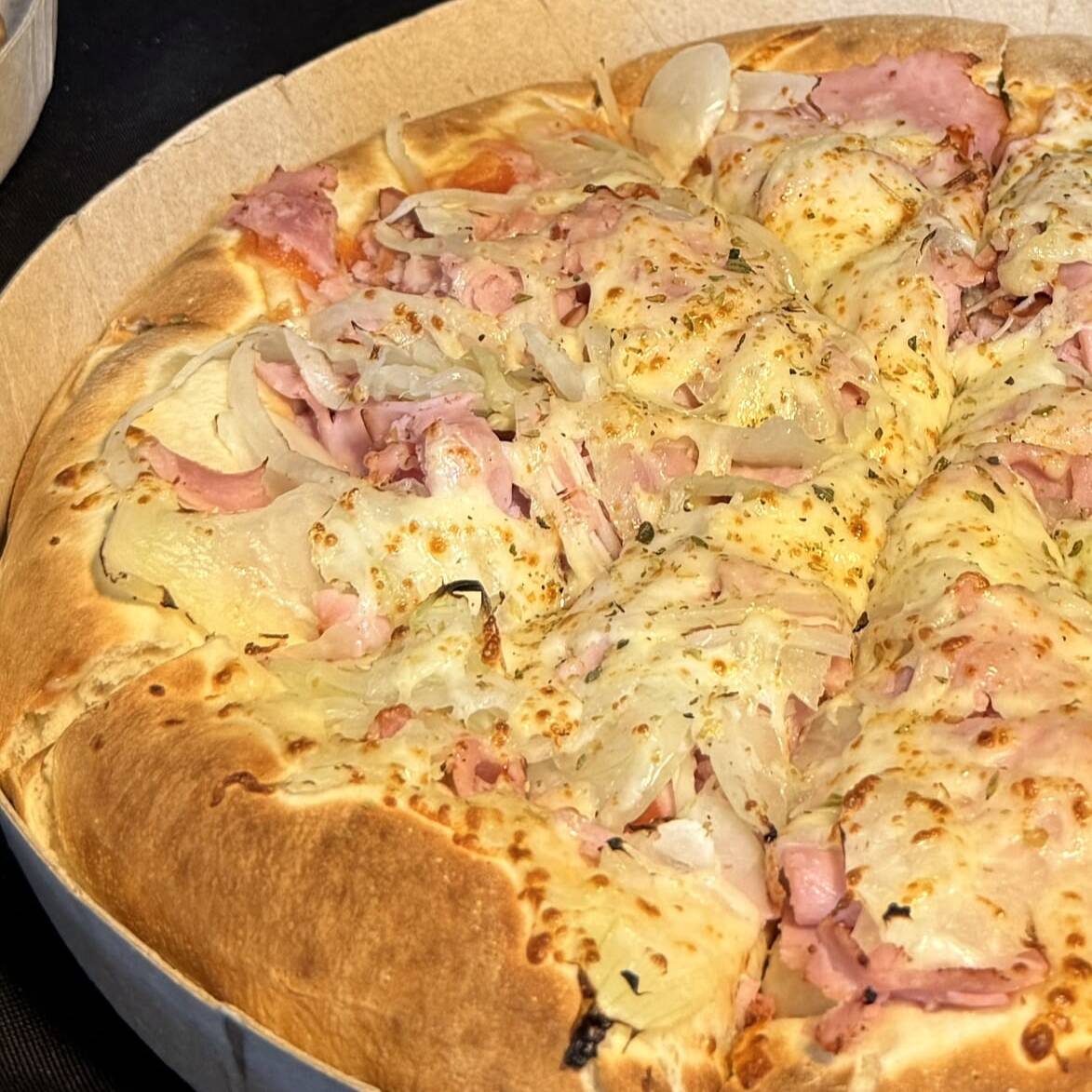 MUSSARELA, FRIOS DE MORTADELA IMPORTADA EUA PICADA , PIMENTÃO CEBOLA E MUSSARELA
DELICIOSAS PIZZAS FEITA COM MASSA ARTESANAL A MODA ITALIANO
FERMENTAÇÃO LENTA
MOLHO ITALIANO FRESCO DA CASA
AZEITE EXTRAVIRGEM NA MASSA , PROPORCIONANDO UM MELHOR PALADAR E AROMA
TODOS OS INGREDIENTES SÃO DE ALTA QUALIDADE
+ REFRIGERANTE 2 LITROS GRATIS
Cada pizza é preparada na hora com ingredientes cuidadosamente selecionados para entregar qualidade, muito recheio e uma experiência irresistível em cada fatia.
Trabalhamos com ingredientes de alta qualidade e seguimos rigorosamente as normas de higiene e segurança alimentar, em conformidade com as exigências dos órgãos competentes.
pizza artesanal - 3 pizzas - pizza 8 fatias - combo trem - refrigerante 2 litros grátis - massa artesanal - fermentação natural - farinha italiana tipo 00 - molho italiano fresco - tomates selecionados - azeite extravirgem - orégano italiano - pizza delivery - mussarela - calabresa - portuguesa - marguerita - quatro queijos - frango com Catupiry Original - bacon - peito de peru - lombo - palmito - cheddar - chocolate - Oreo - doce de leite - pizza salgada - pizza doce - almoço - jantar - promoção piz